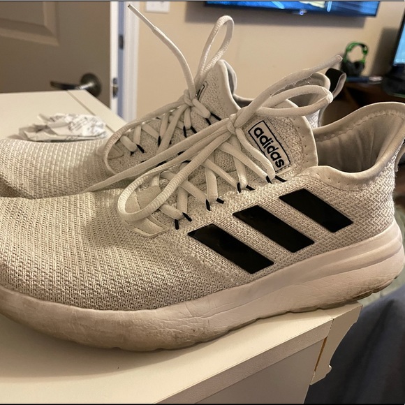 Adidas white shoes 9.5 - Picture 1 of 2